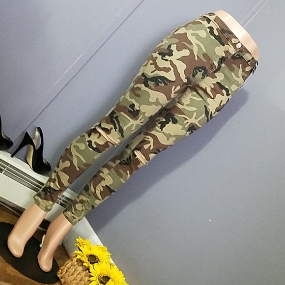 Distressed Imported Camo Jeans - Picture 2 of 8